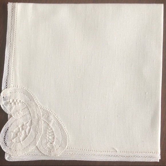 Vintage Linen Napkin and Tablecloth Set - Picture 2 of 7